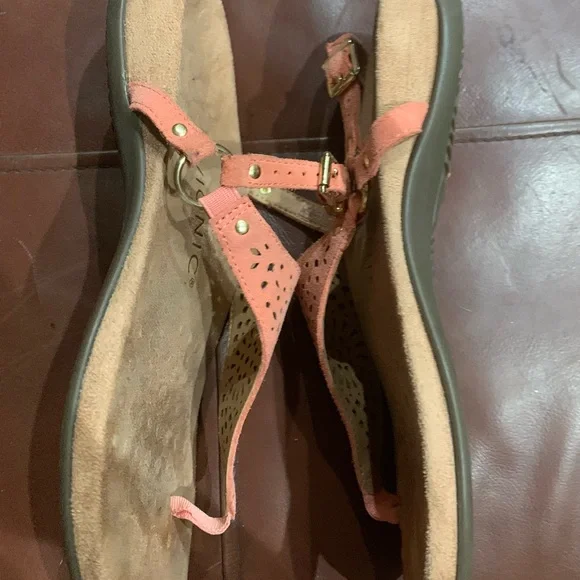 Vionic Tropez Women's Pink/Coral Patent Leather Toe Post Orthotic Sandals - Picture 6 of 9